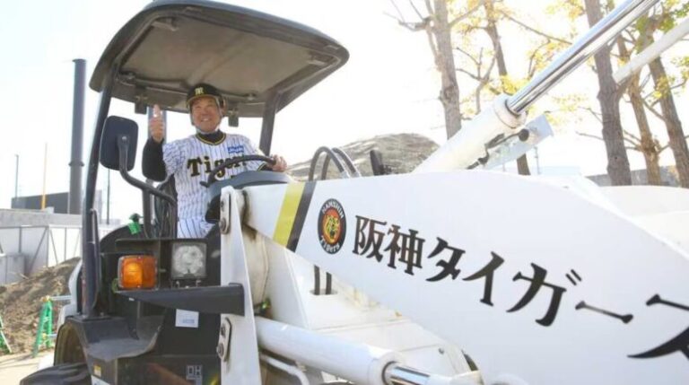 建設中の新球場の視察にきた平田勝男さん